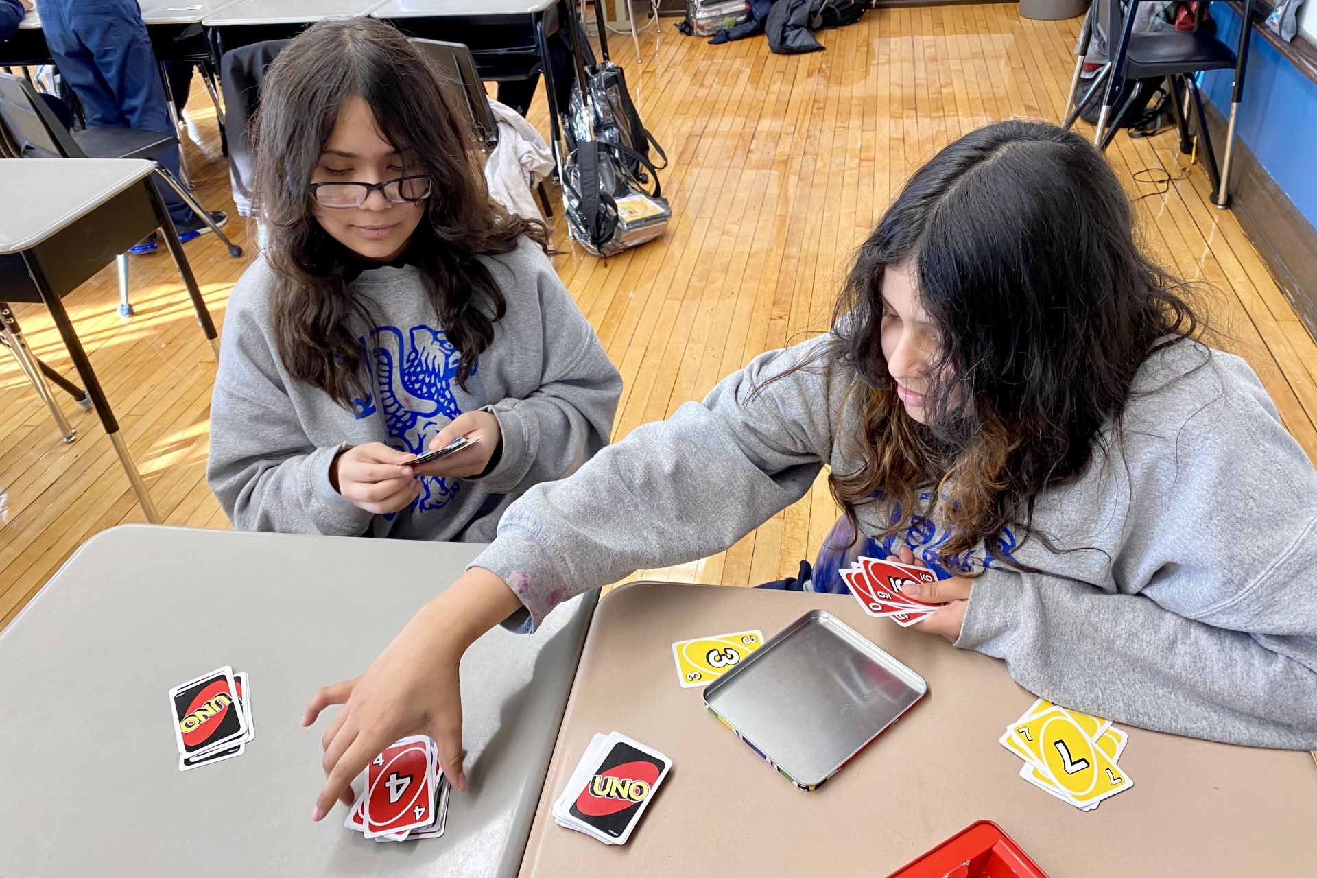 Two students play Uno